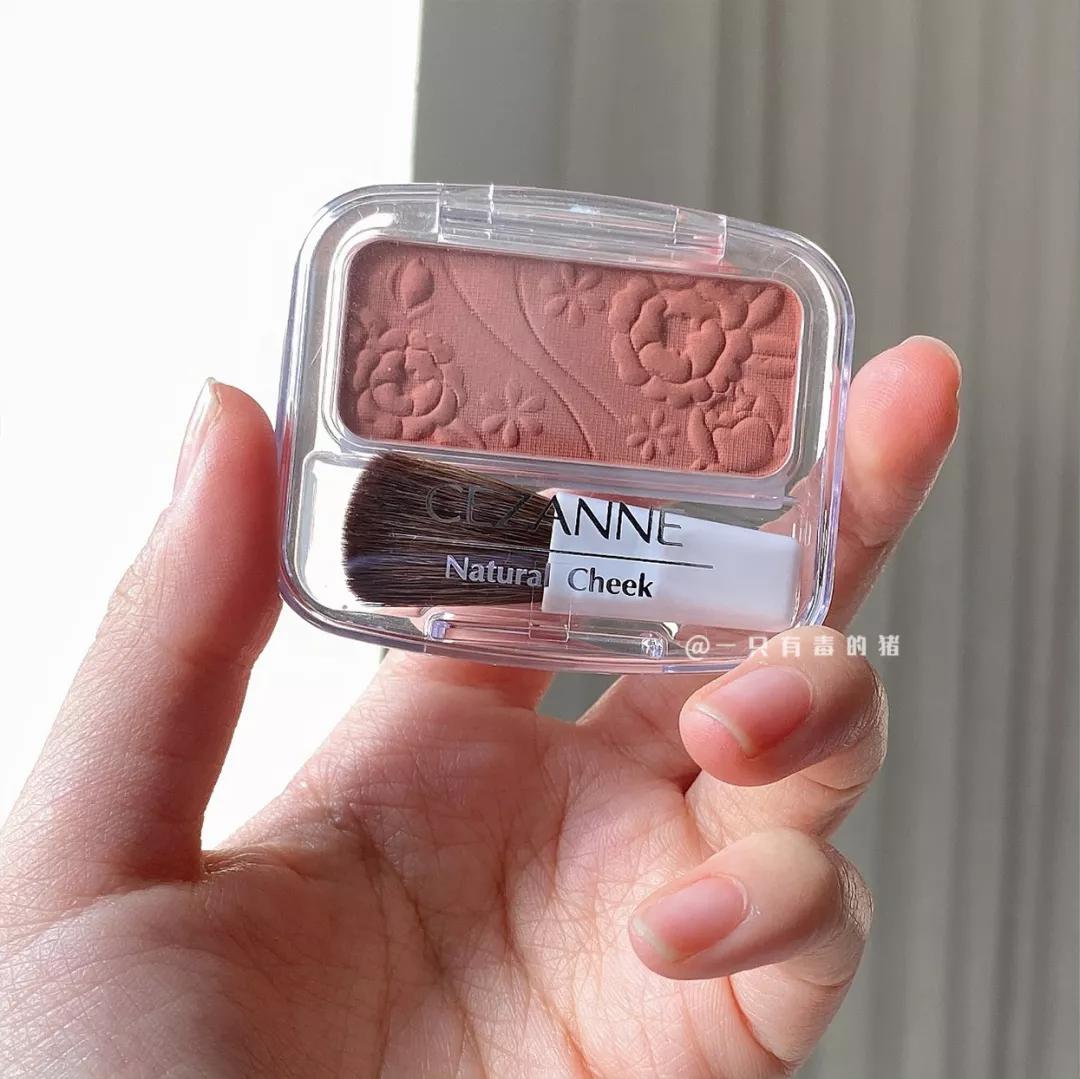 黄皮新手彩妆教程视频全集,适合黄皮的大牌彩妆推荐眼影