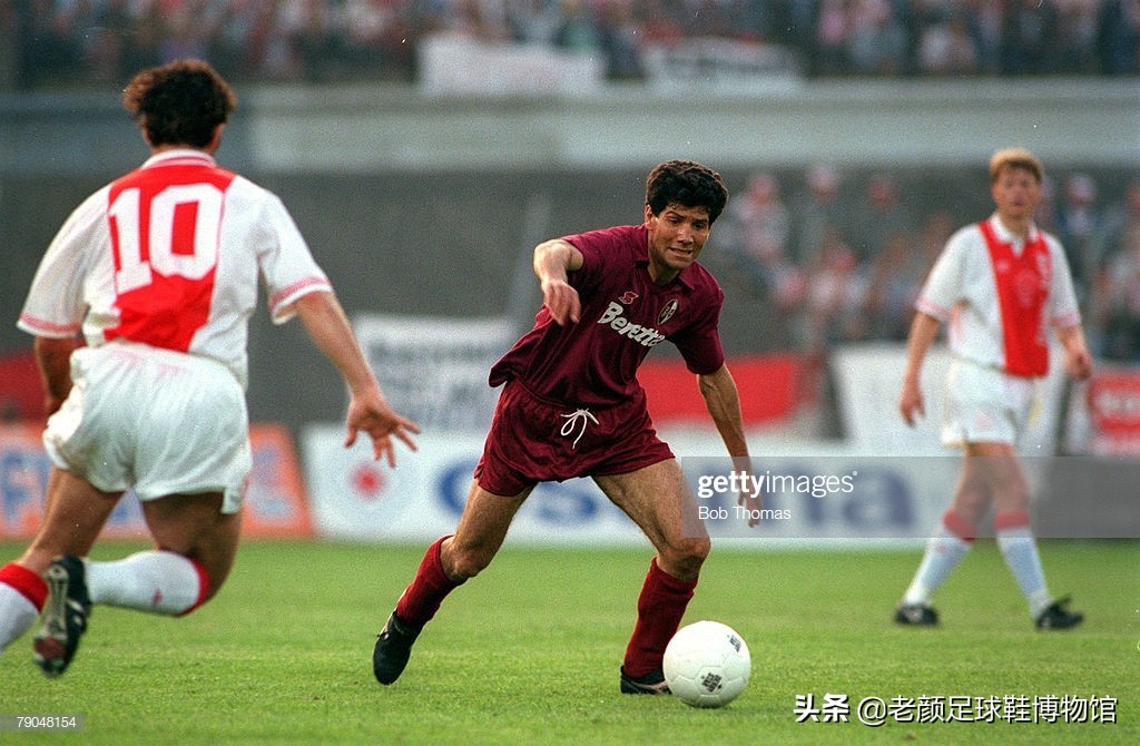 第一个穿白球鞋的球星,马拉多纳南非世界杯场边秀脚法