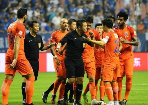 武磊是如何一步步走上下滑之路的,武磊不放弃努力追球