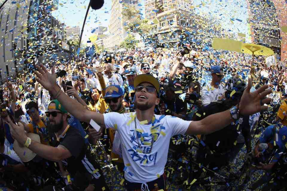 在球场上投篮,在球场上适合打什么位置