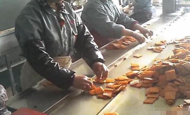 4岁女孩下巴成了“马蜂窝”,5毛一包的垃圾食品,你还给娃买吗?