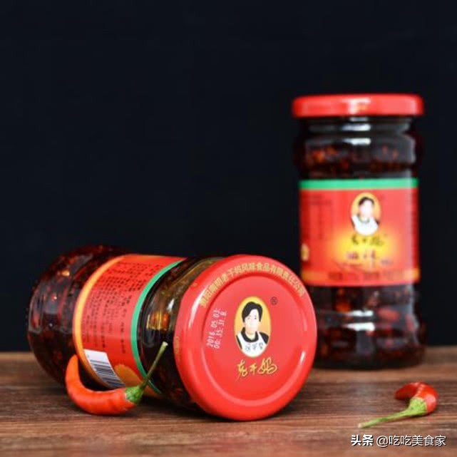 看看非洲小伙吃老干妈，虽然嘴上说不要，但表情却出卖了他