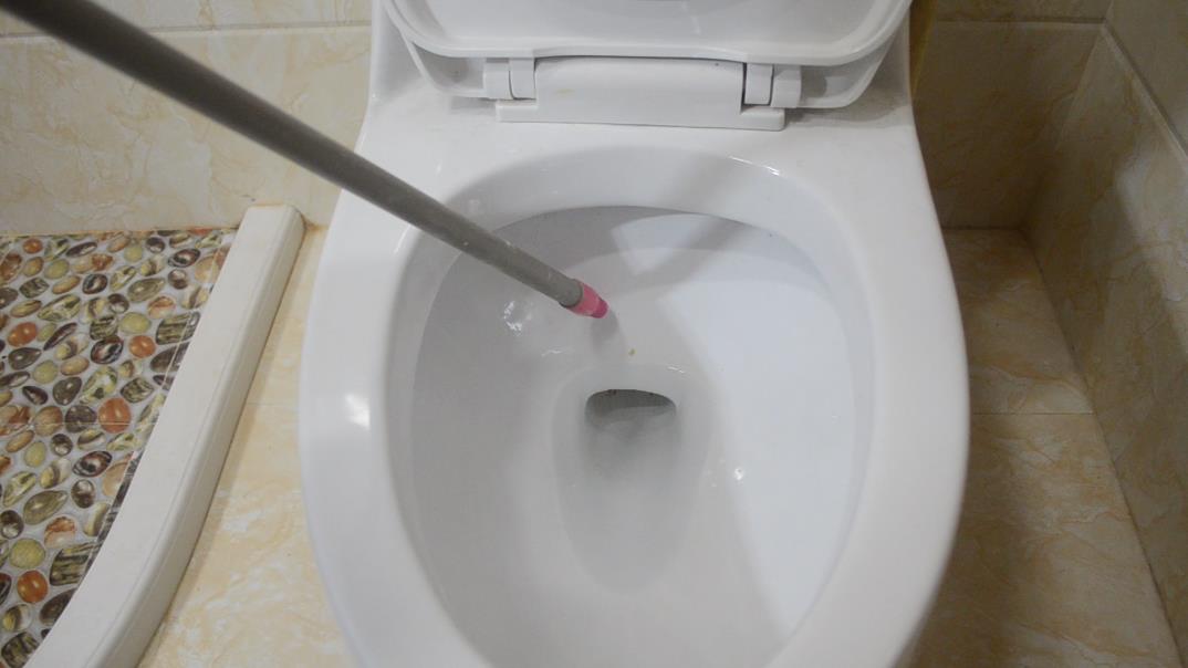 马桶一次冲不干净怎么解决,马桶一次冲不干净怎么办