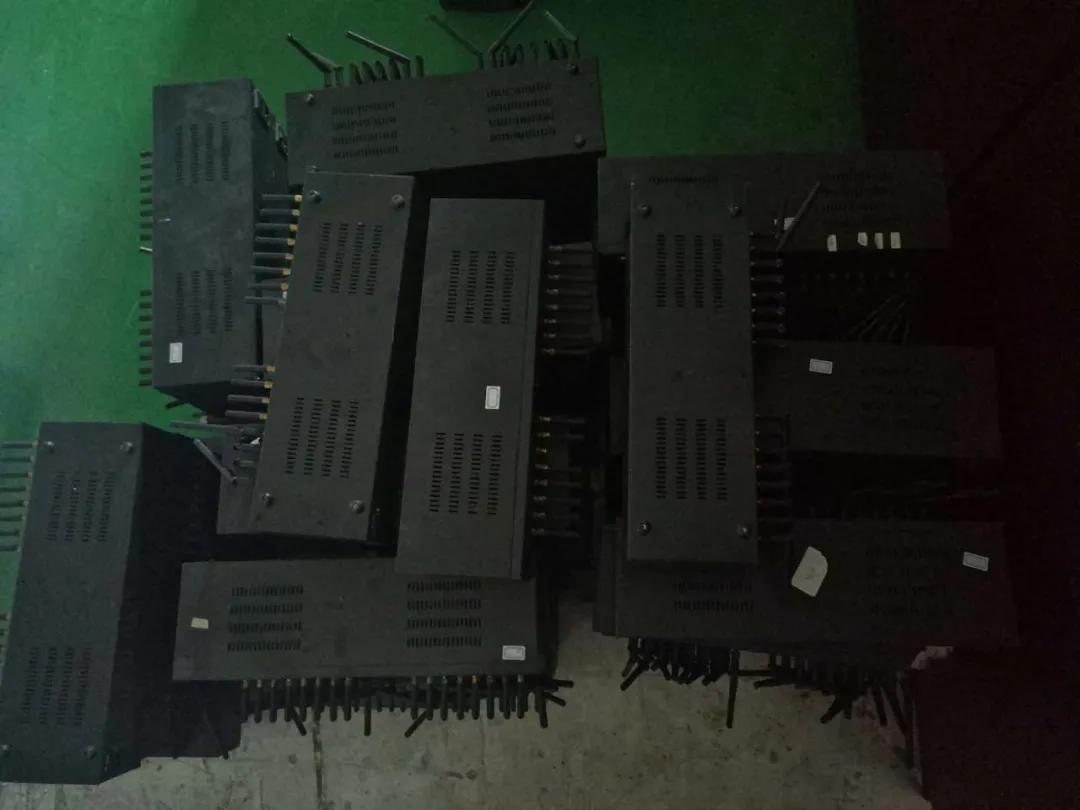 垃圾短信大多来自它,一套能操作60张手机卡,靠“*池猫**”养卡的这伙人被警方端了