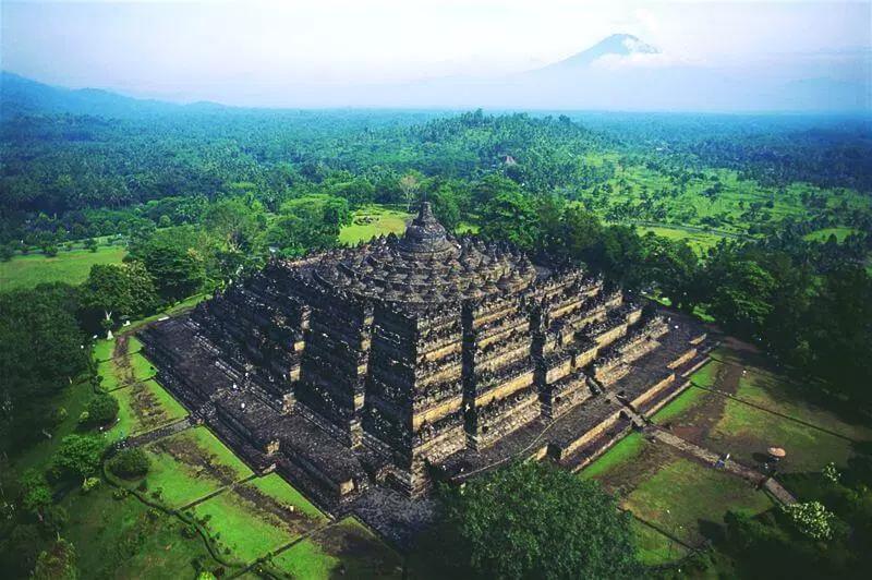 岛国看峡谷瀑布和火山，打车3元起100元住双人间，往返1.5K还免签