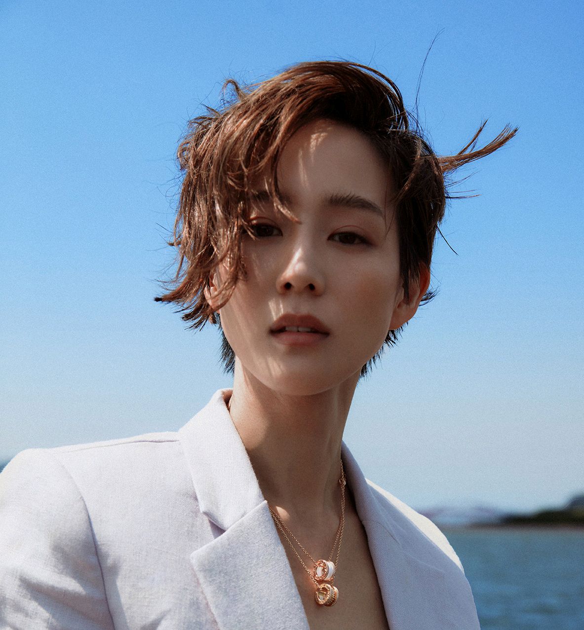 张钧甯很会穿，身穿格子套装搭配一双“老爹鞋”，干练又帅气