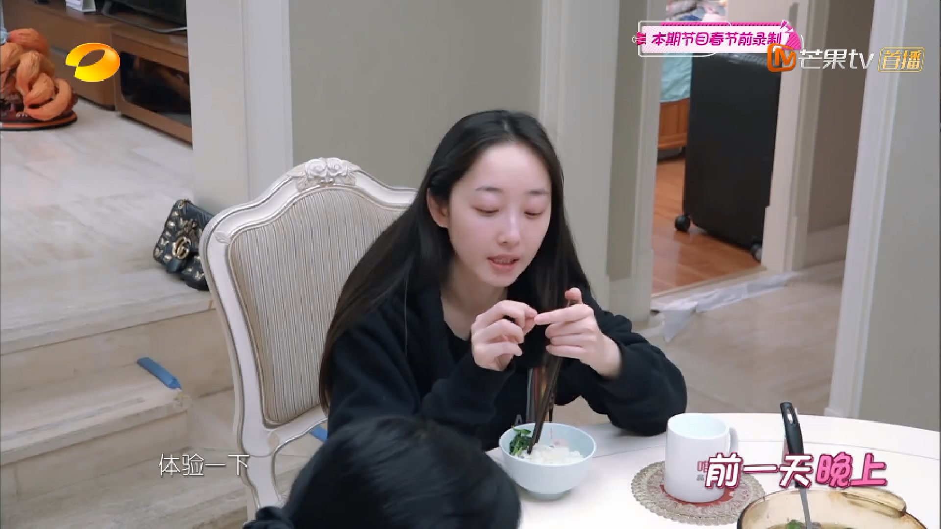 赚钱不易！专车司机月入1.5万，蒋梦婕初次开专车副驾座放名牌包