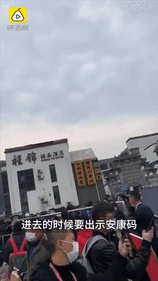 扎堆出游的旅游现象,大量游客涌入景区造成的不利影响