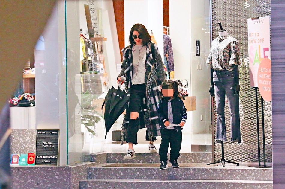 洪欣带女儿逛商场购物,洪欣带彤彤去蛋糕店