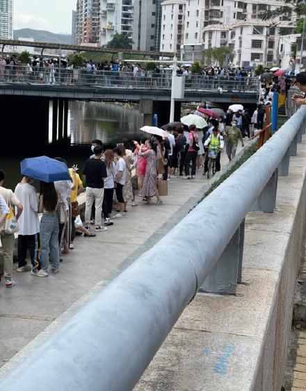 为奶茶拼了?代购200元一杯,深圳街头长龙引交警“围观”