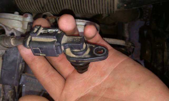 发动机故障灯亮的问题很难解决吗,发动机故障灯亮了教你一招