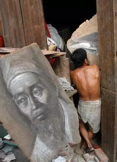 64岁疯子画家痴迷画画，作品堪称毕加索，专家痛批：小学生水平