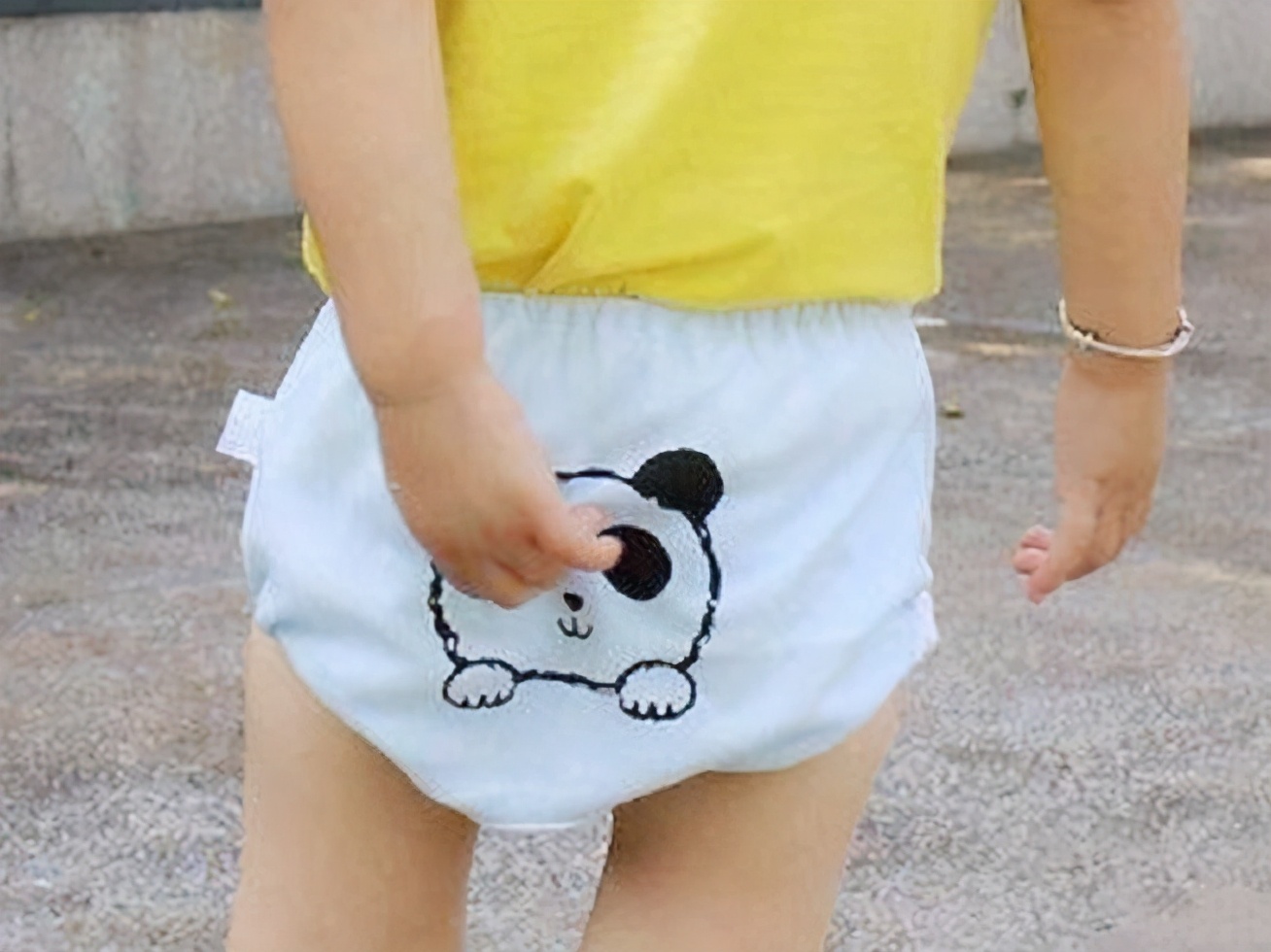 孩子被老师批评尿裤子了怎么办,4岁孩子被老师立规矩批评