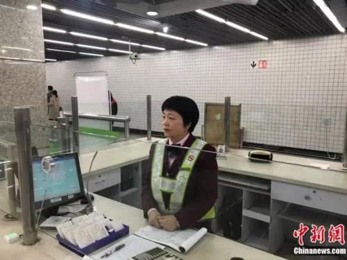 上海地铁藏高手！45岁站务员成网红