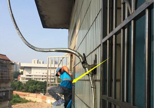 说好空调免费上门安装，为什么师傅装完还要收费300块？拿他没辙