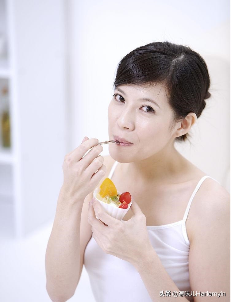 怎样防止胸部下垂和外扩,防止胸部下垂最快最简单的方法