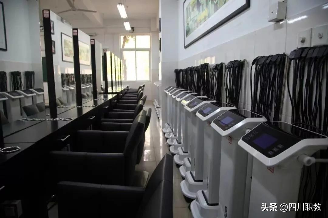 校园最美妆容，我们在成都塔子山附近的学校发现了