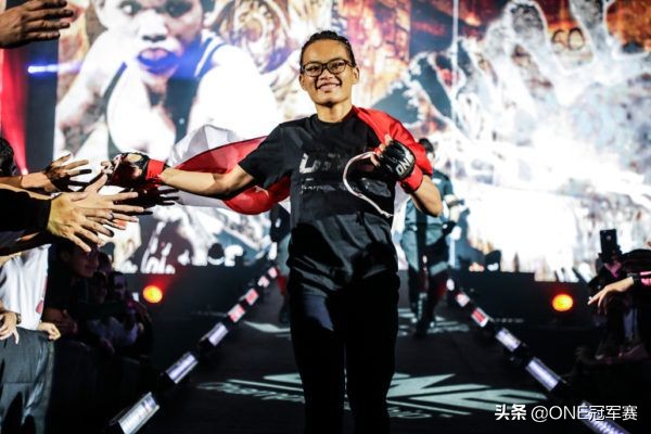 徒步800公里后，她在遗愿清单写下要成为一名拳手