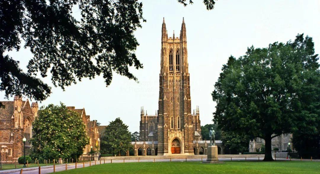 62年前，几个年轻人恶作剧让汽车“飞”上屋顶，学校的反应绝了