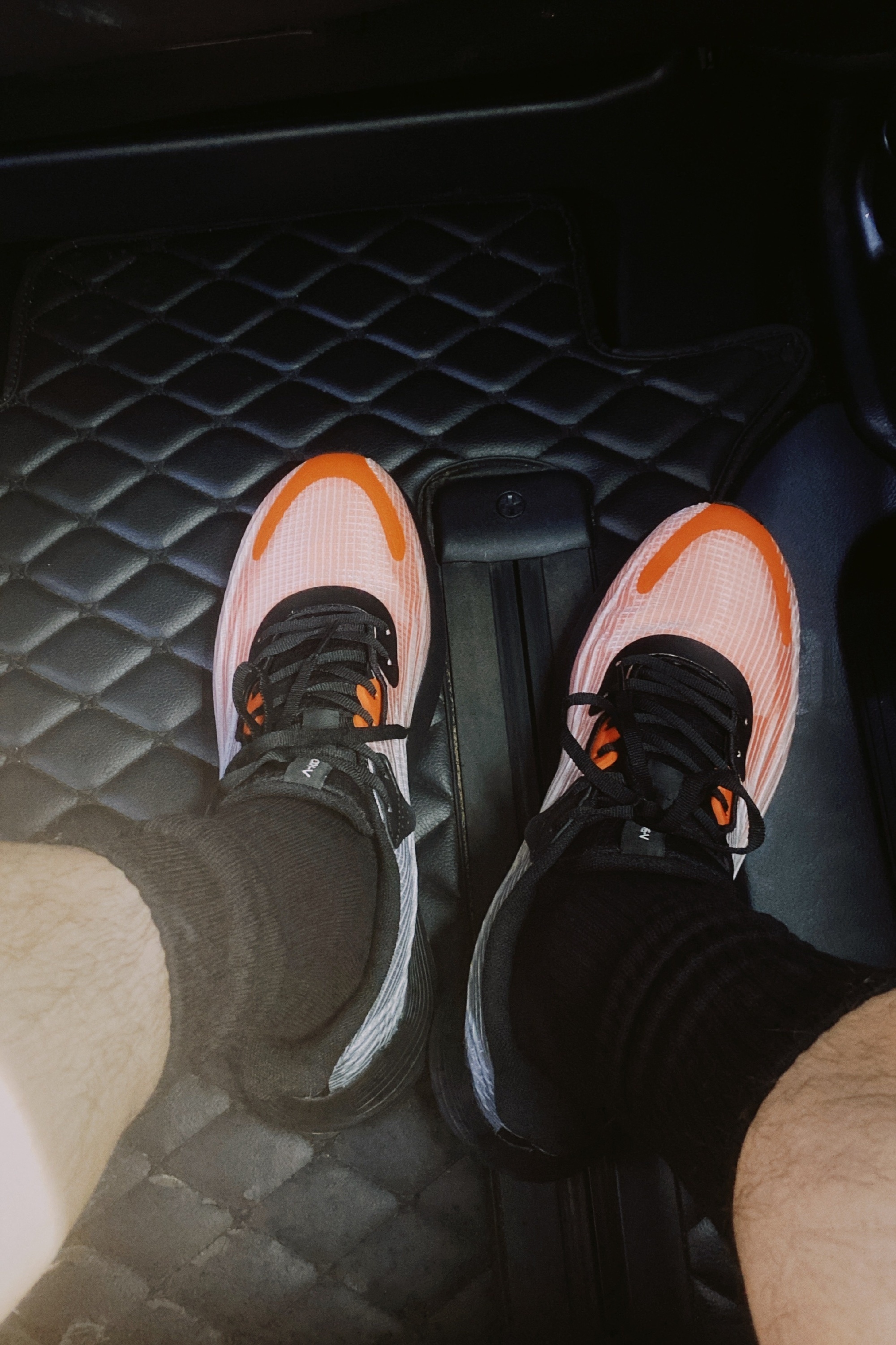 白敬亭代言的安踏鞋的同款,白敬亭同款安踏霸道篮球鞋灰色