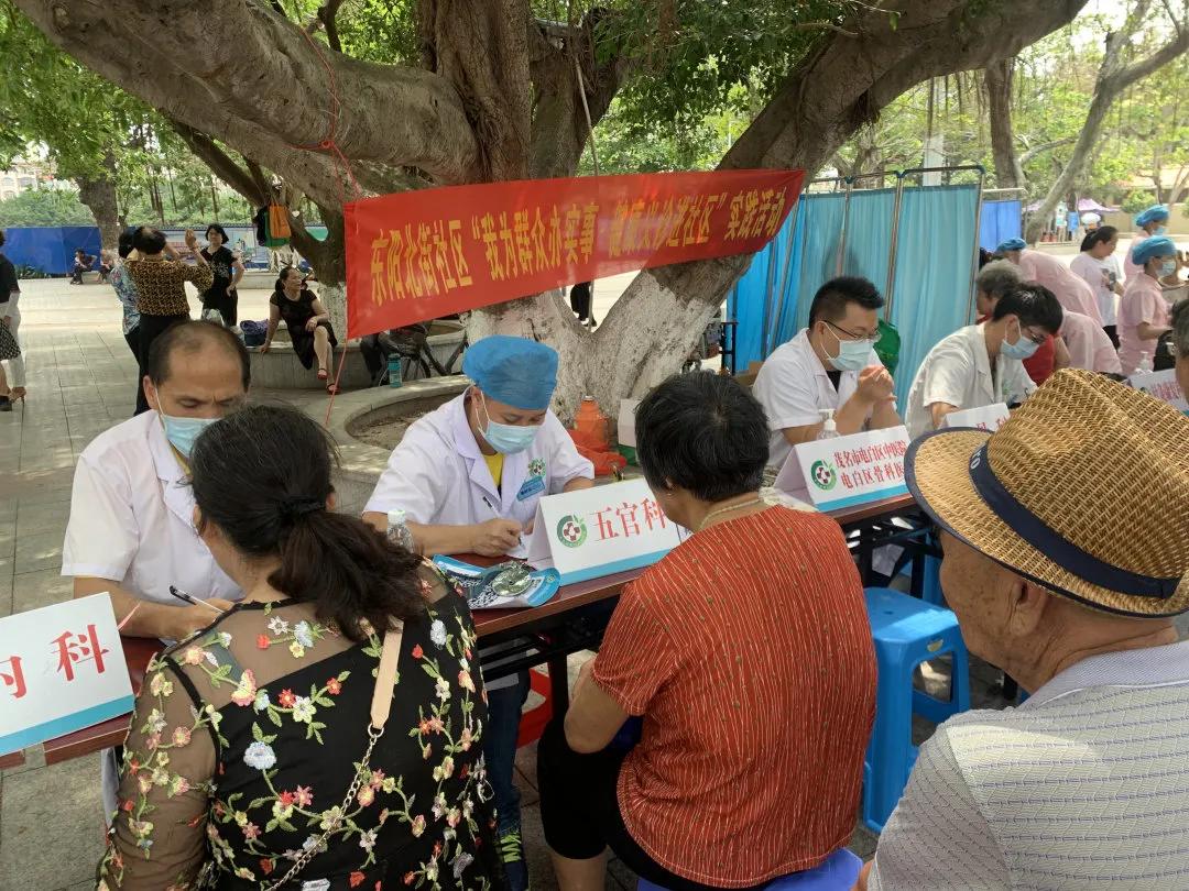 中医义诊进社区服务居民零距离,中医文化进社区健康义诊暖民心