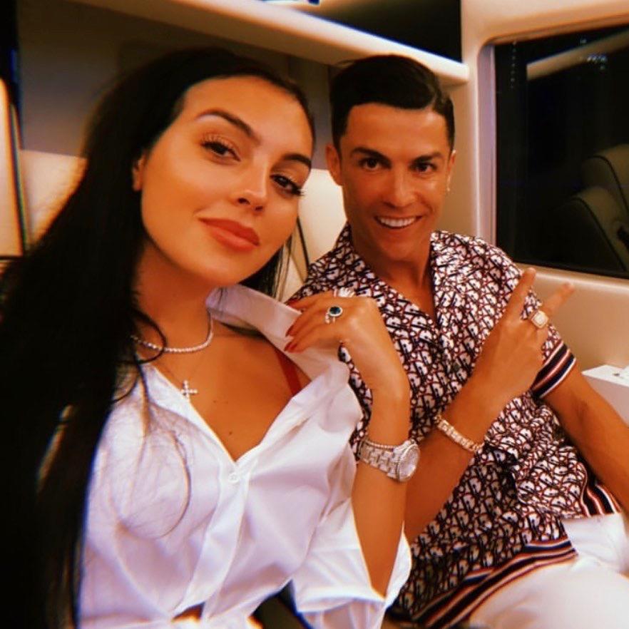 C罗迪拜包豪华游艇度假！与乔治娜骑摩托艇戏水，迷你罗开迷你摩托