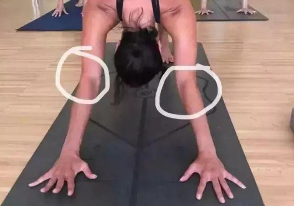 下犬式的脚后跟可以着地了,下犬式脚后跟触地