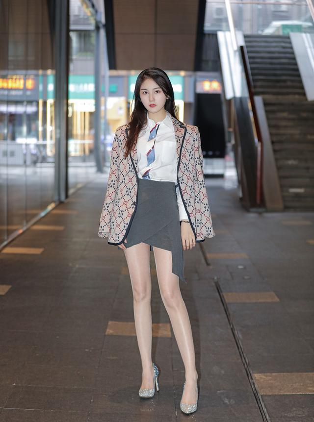 穿到膝盖的鞋子搭什么衣服好看,慵懒感穿搭搭配什么鞋子