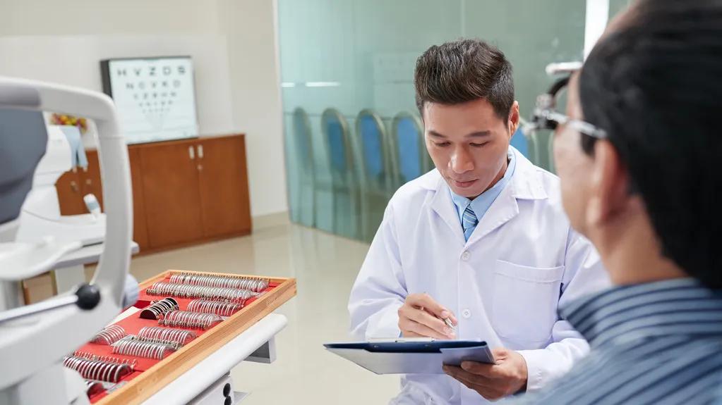 「假性近视」谬论，给你验光配镜的人有90%不合格