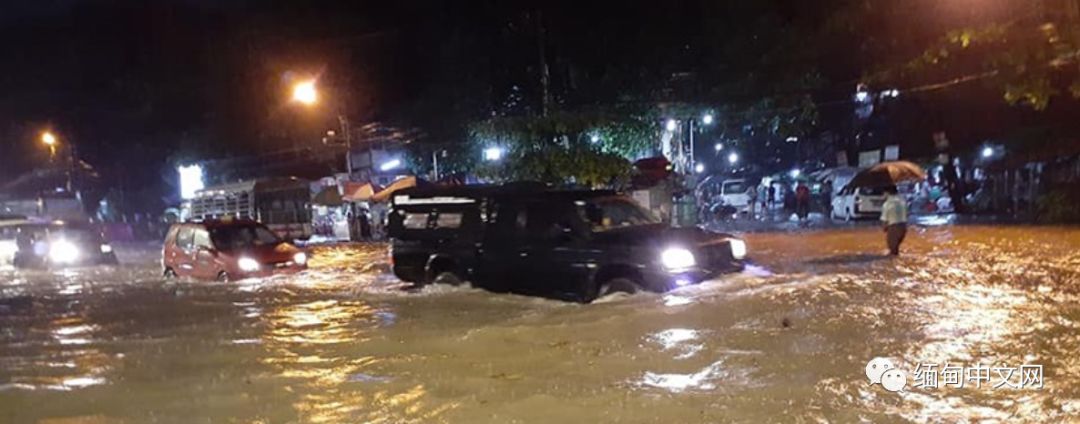 仰光雷雨，积水没过大腿，不少车子在水中“游”