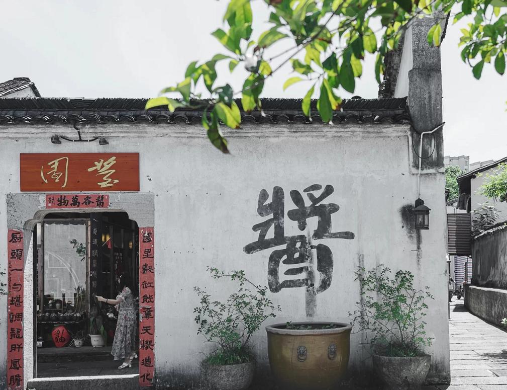 炎热的夏天,社畜需要一个安静的小酒馆