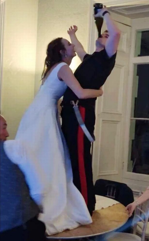 英国新娘遭伴郎暴打,英国新娘婚礼玩棒球误伤新郎