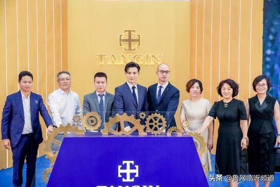 严屹宽参加华为发布会,严屹宽正装皮鞋