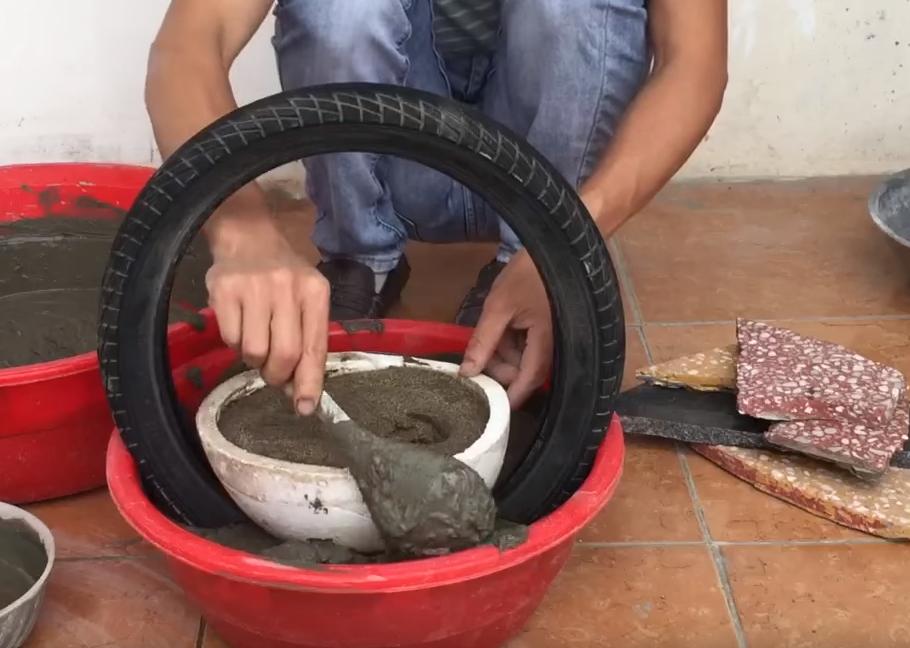 农村老爸把洗脚盆里灌水泥，做了个手提花盆，力气小的人还搬不动