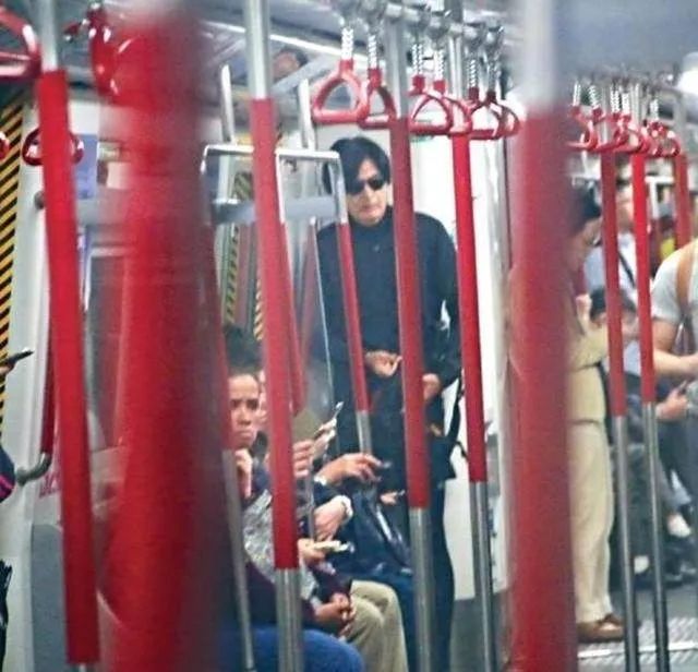 买二手衣服回家补、一张椅子用18年，这8位明星，有钱也没乱花