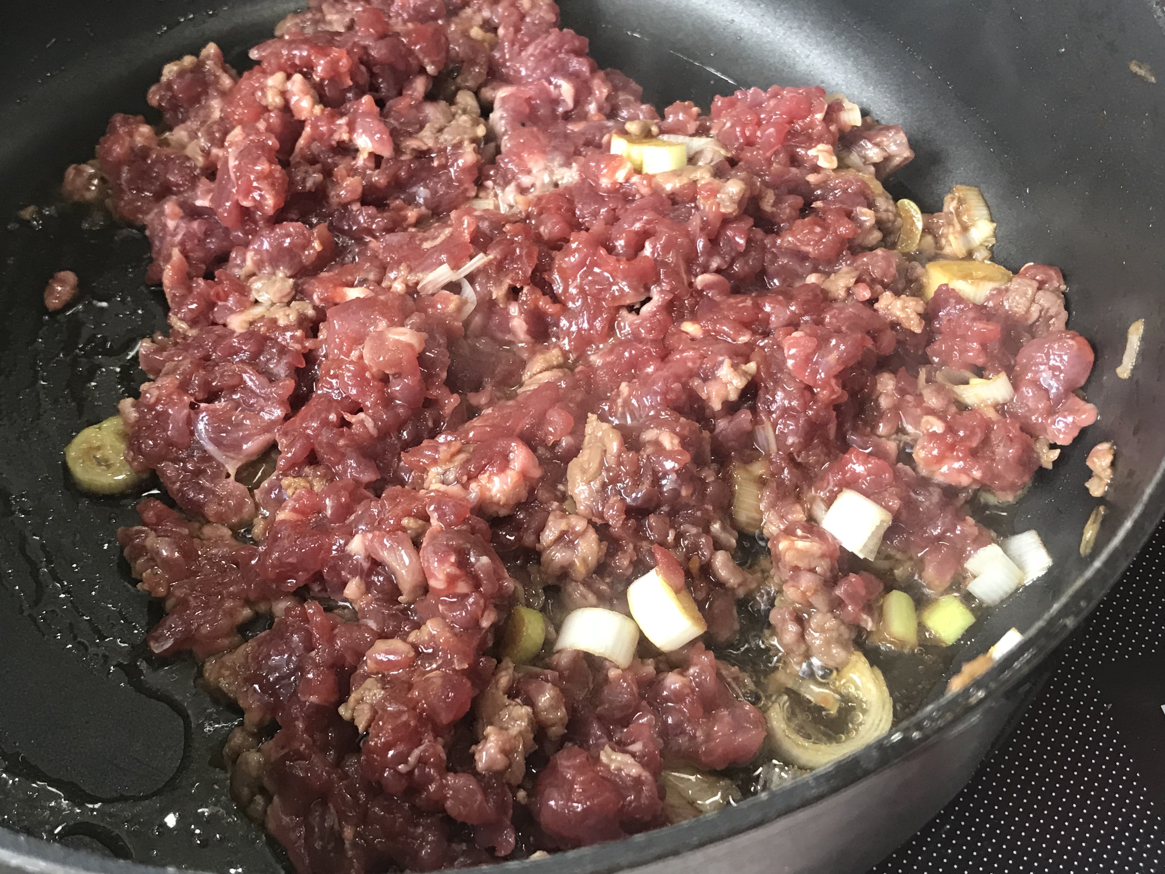 家里的牛肉酱用什么装,家庭自制香辣牛肉酱里面放蒜吗