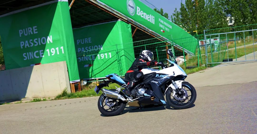 贝纳利tornado302跟飓风302r,新款贝纳利302r5秒破百