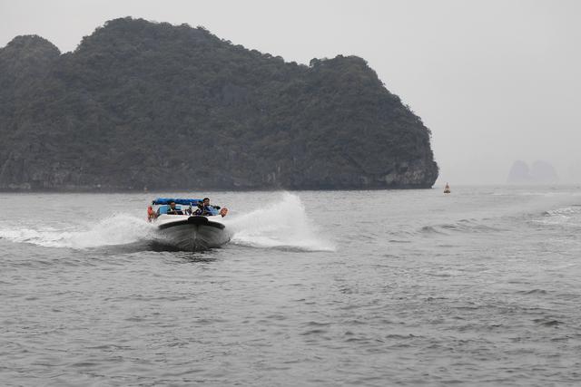 这里虽然风景如画人们生活的却很凄惨没日没夜的追着大船讨生活