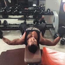 男人一个胸大一个胸小正常吗,男人胸大什么问题