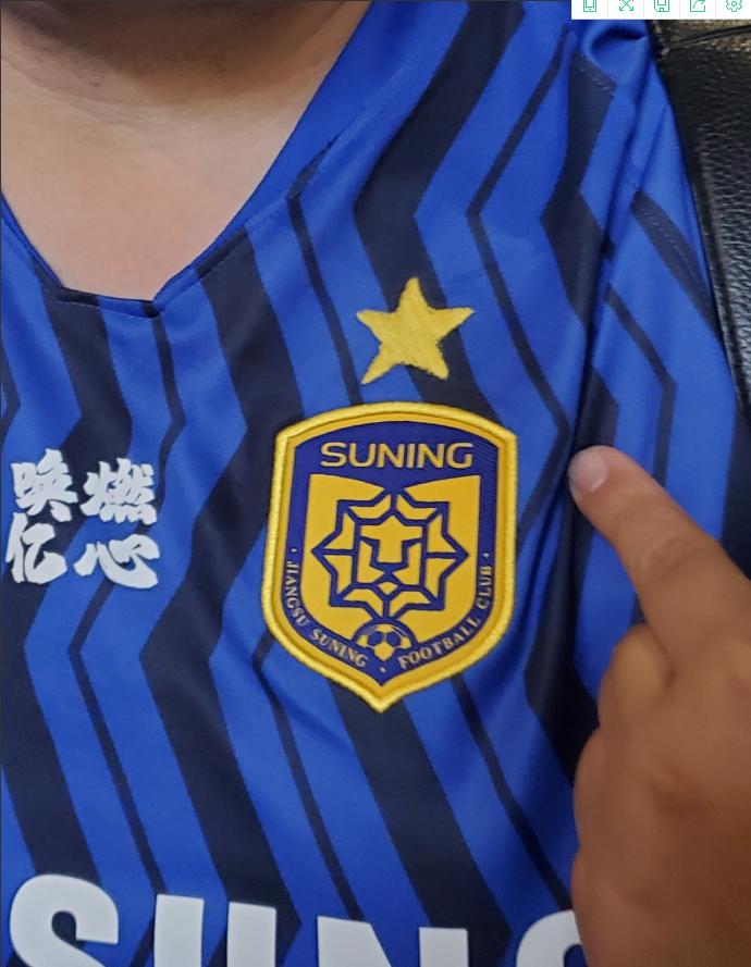 得劲！江苏苏宁3外援捧火神杯入睡，球迷手绘1星球衣尝鲜