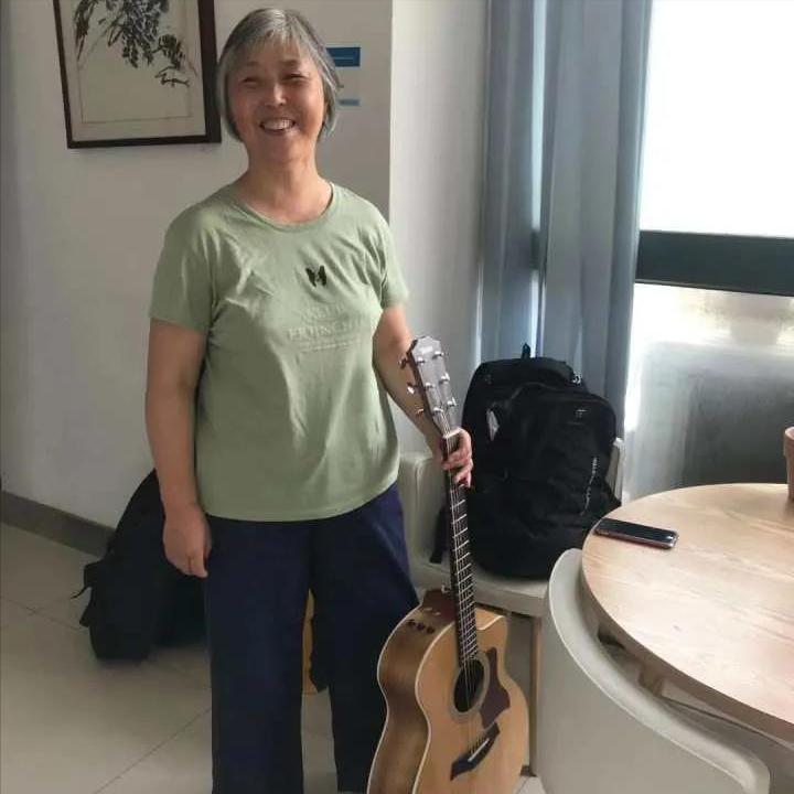 杭州67岁普通老太太，穿短裙，学吉他，玩摇滚：老了我也要怒放