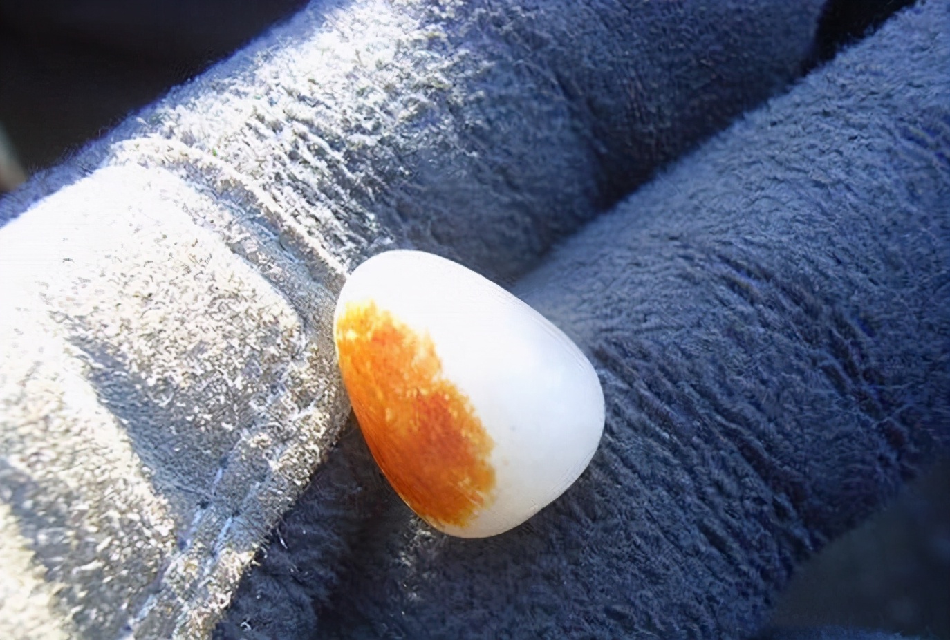 新疆和田玉籽料滚筒染色,染色和田玉籽料皮色特点