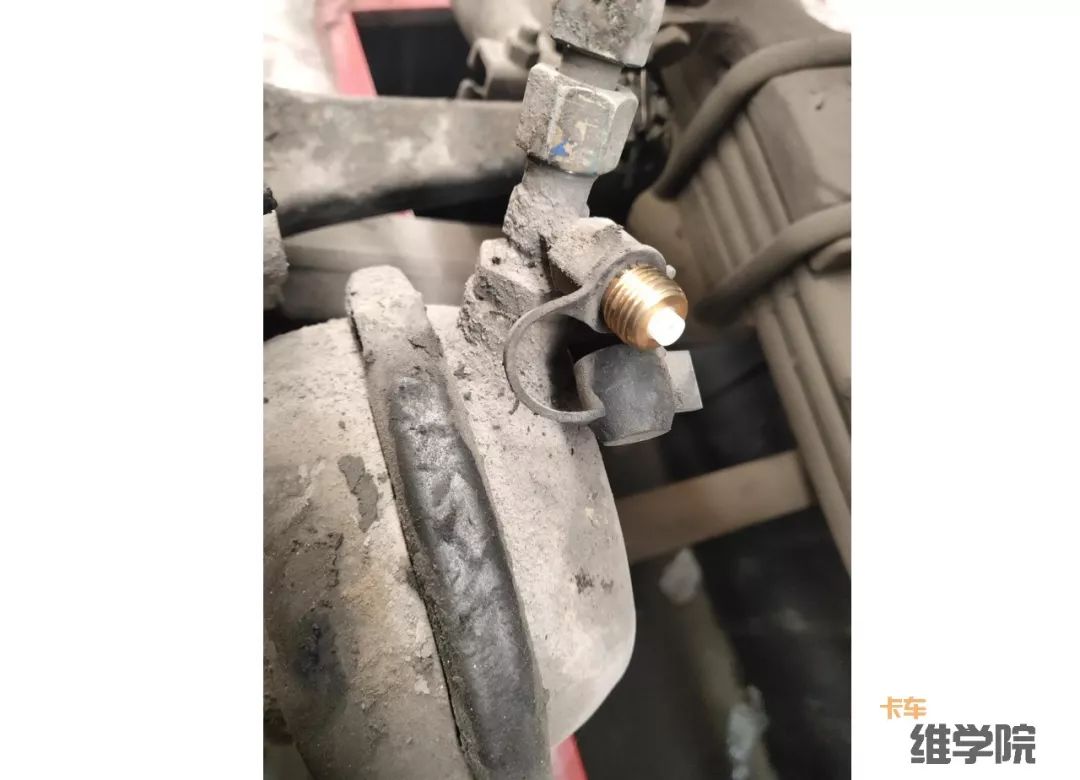 为什么卡车刹车容易失灵,卡车刹车气路维修视频