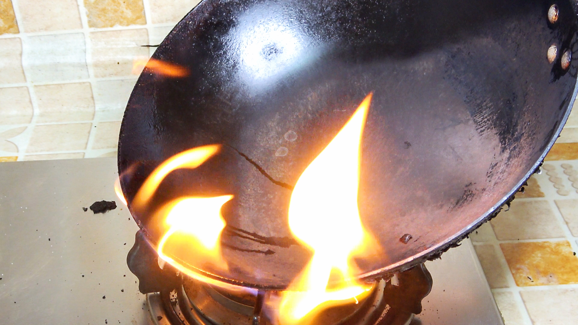 怎么彻底清洗铁锅黑垢小妙招,用什么能去除铁锅的黑垢