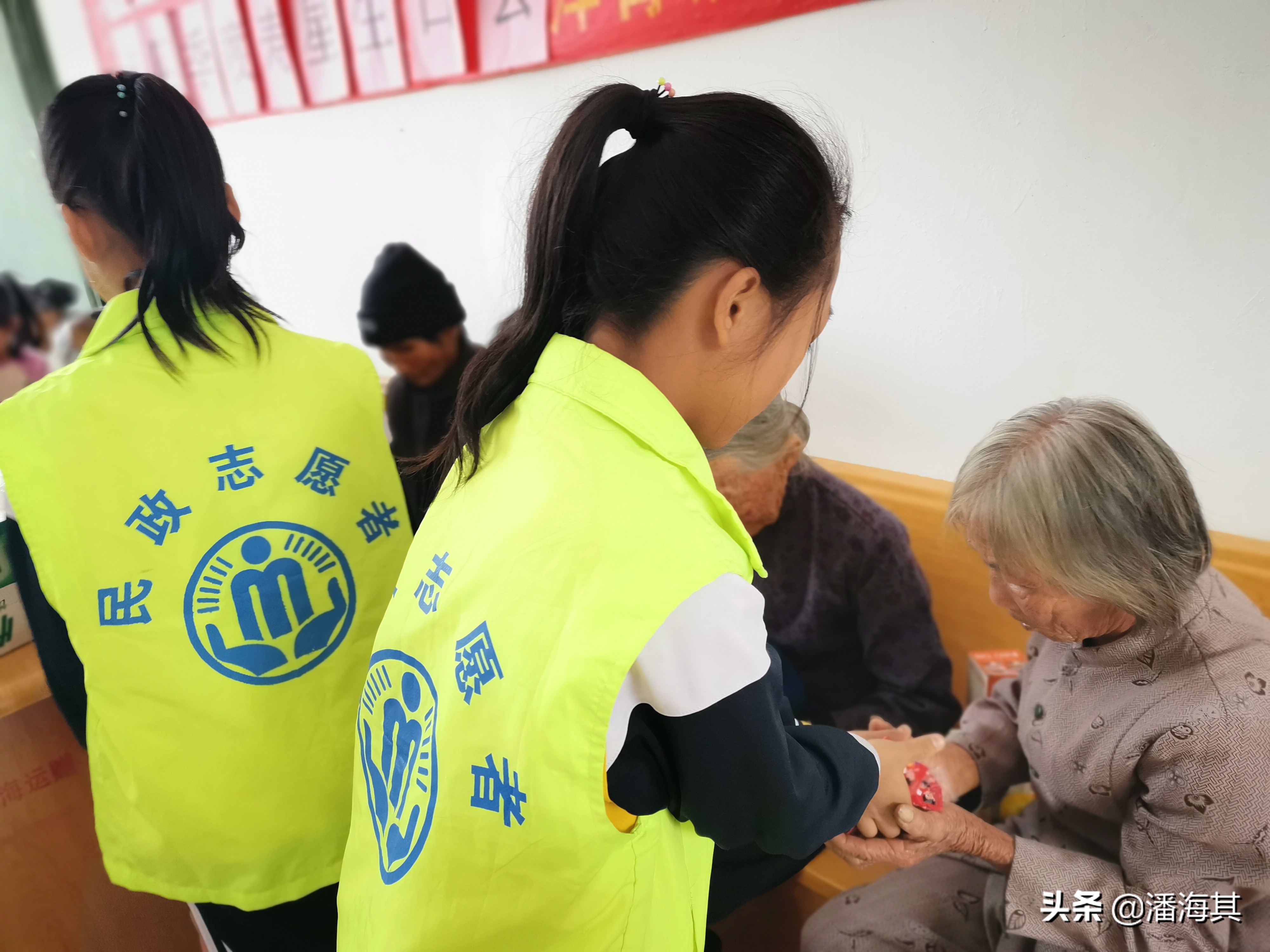 遂溪县洋青社工到文相东村开展“关爱长者，情暖夕阳”寿星生日会