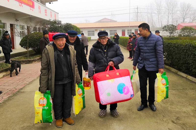 传递爱心温暖，助力精准扶贫！潢川县人民医院与圣光药业联合开展捐赠活动