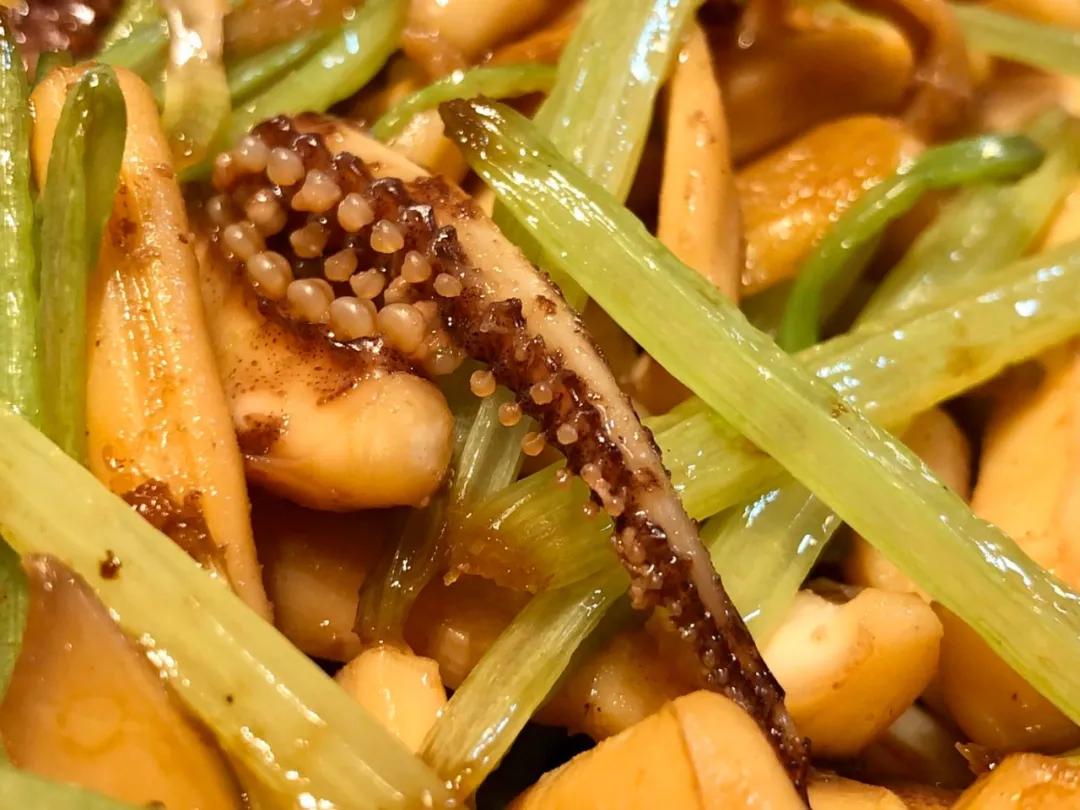 怎么把鱿鱼做得很好还会动,鱿鱼怎么炒又脆又嫩