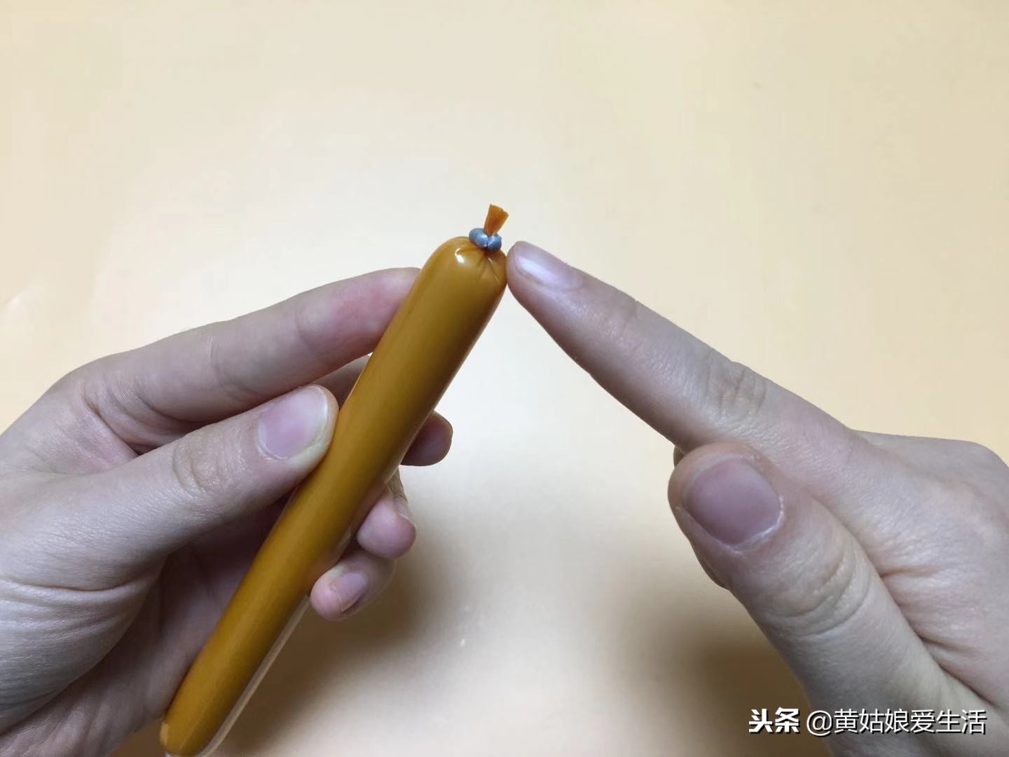 原来火腿肠金属环下有一个小机关,往下一拉完整打开,别再用嘴咬