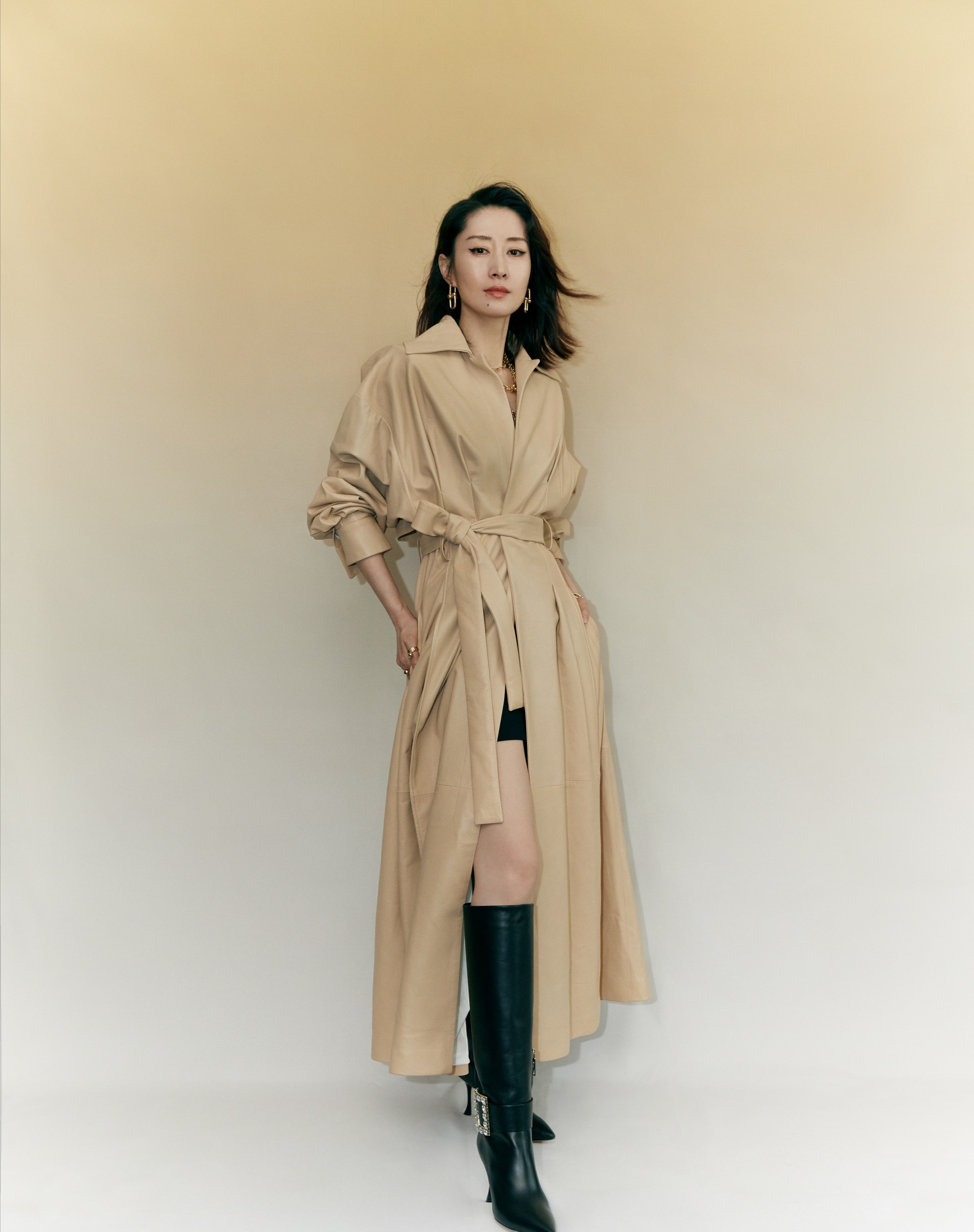 44岁刘敏涛才90斤，穿挂脖上衣“上紧下宽”，身形纤瘦显年轻