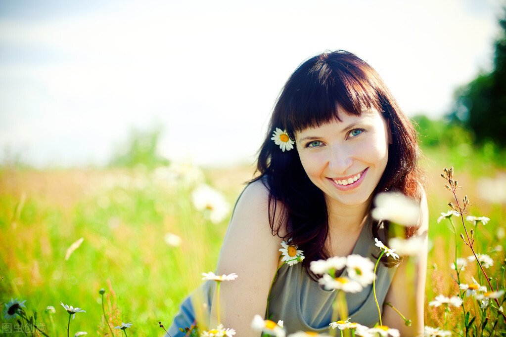 怎么知道女人对你有意思,异性女人对我有意思是什么表现